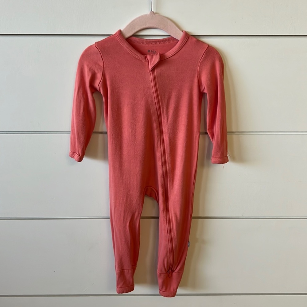 Kyte Baby Bamboo Zippered Romper in Melon. Size 6-12 Months